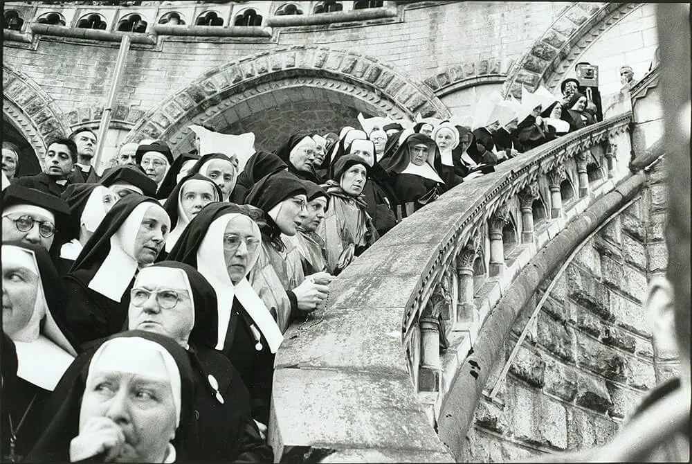 Henri Cartier-Bresson, Lourdes, Francja, 1958. Odbitka żelatynowo-srebrowa, 1973.